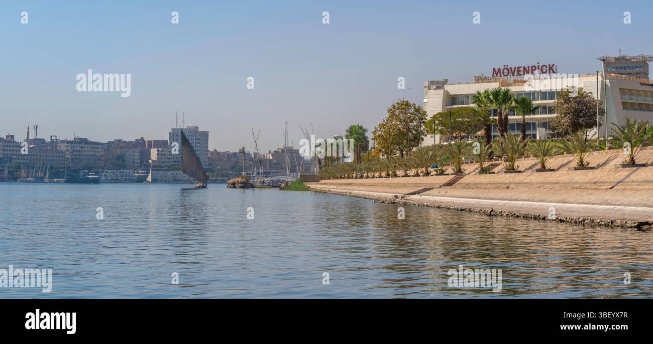 Blick auf den Nil von einem kleinen Boot in Assuan, Assuan, Nubien, Ägypten, Nordafrika, Afrika Stockfoto
