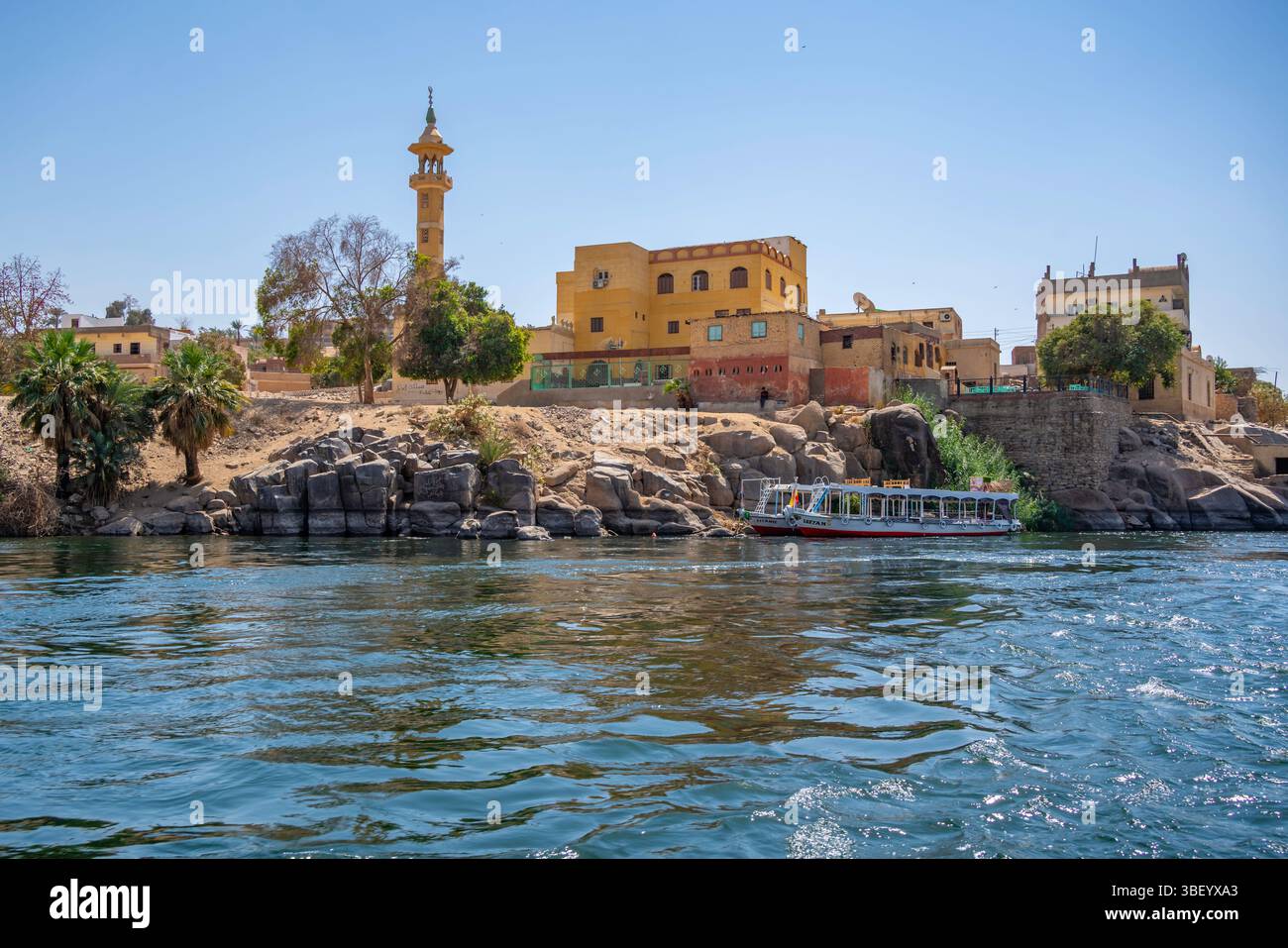 Blick auf die Architektur auf dem Nil von einem kleinen Boot in Assuan, Assuan, Nubien, Ägypten, Nordafrika, Afrika Stockfoto