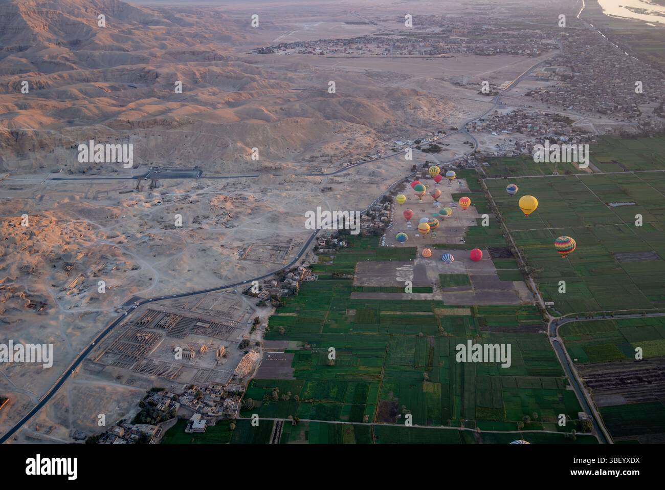 Blick auf andere Ballons vom Heißluftballon über Luxor bei Sonnenaufgang, Luxor, Ägypten, Afrika Stockfoto