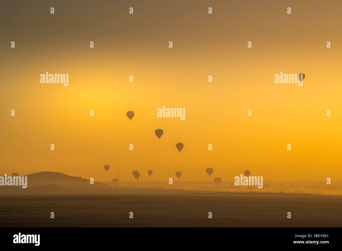 Blick auf andere Ballons vom Heißluftballon über Luxor bei Sonnenaufgang, Luxor, Ägypten, Afrika Stockfoto