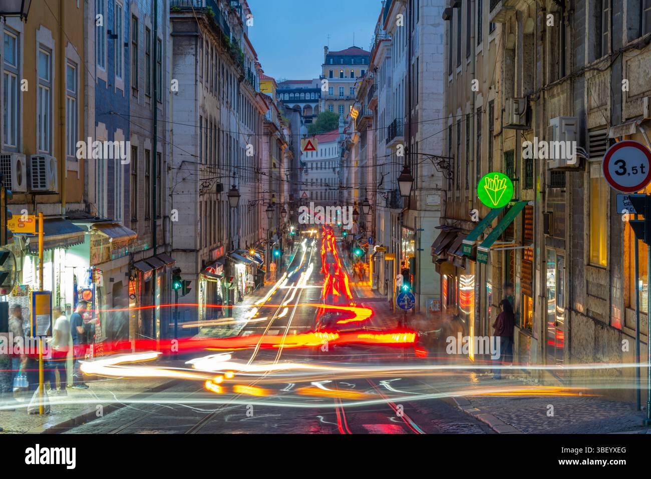 Blick auf die Verkehrs- und Straßenlaternen in der hystorischen Altstadt, Lissabon, Portugal, Europa Stockfoto