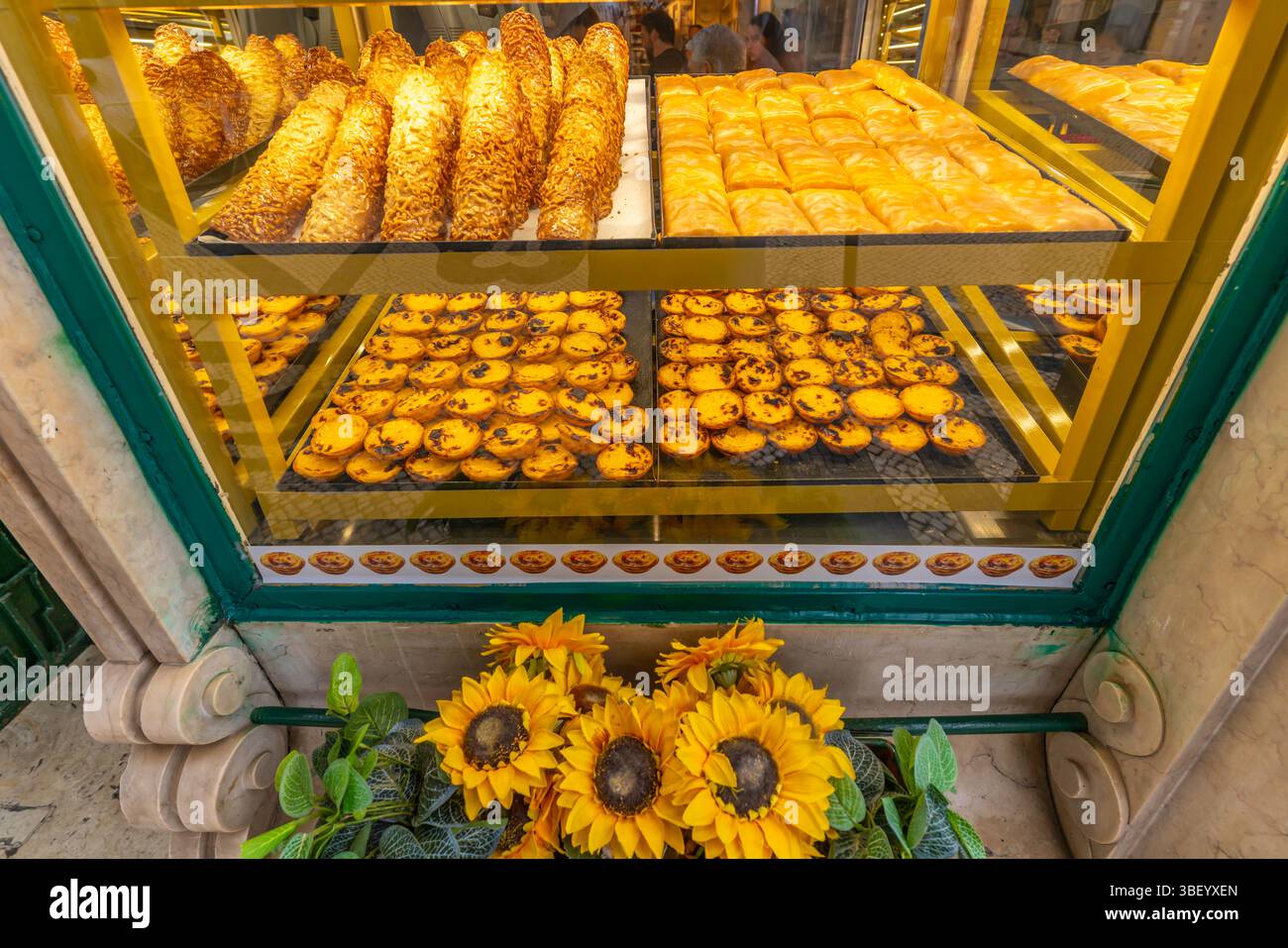 Blick auf Pastel de Nata Pustard Torts im Schaufenster im Stadtzentrum von Lissabon, Lissabon, Portugal, Europa Stockfoto