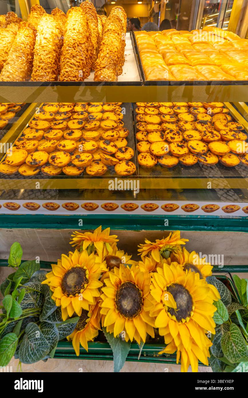 Blick auf Pastel de Nata Pustard Torts im Schaufenster im Stadtzentrum von Lissabon, Lissabon, Portugal, Europa Stockfoto