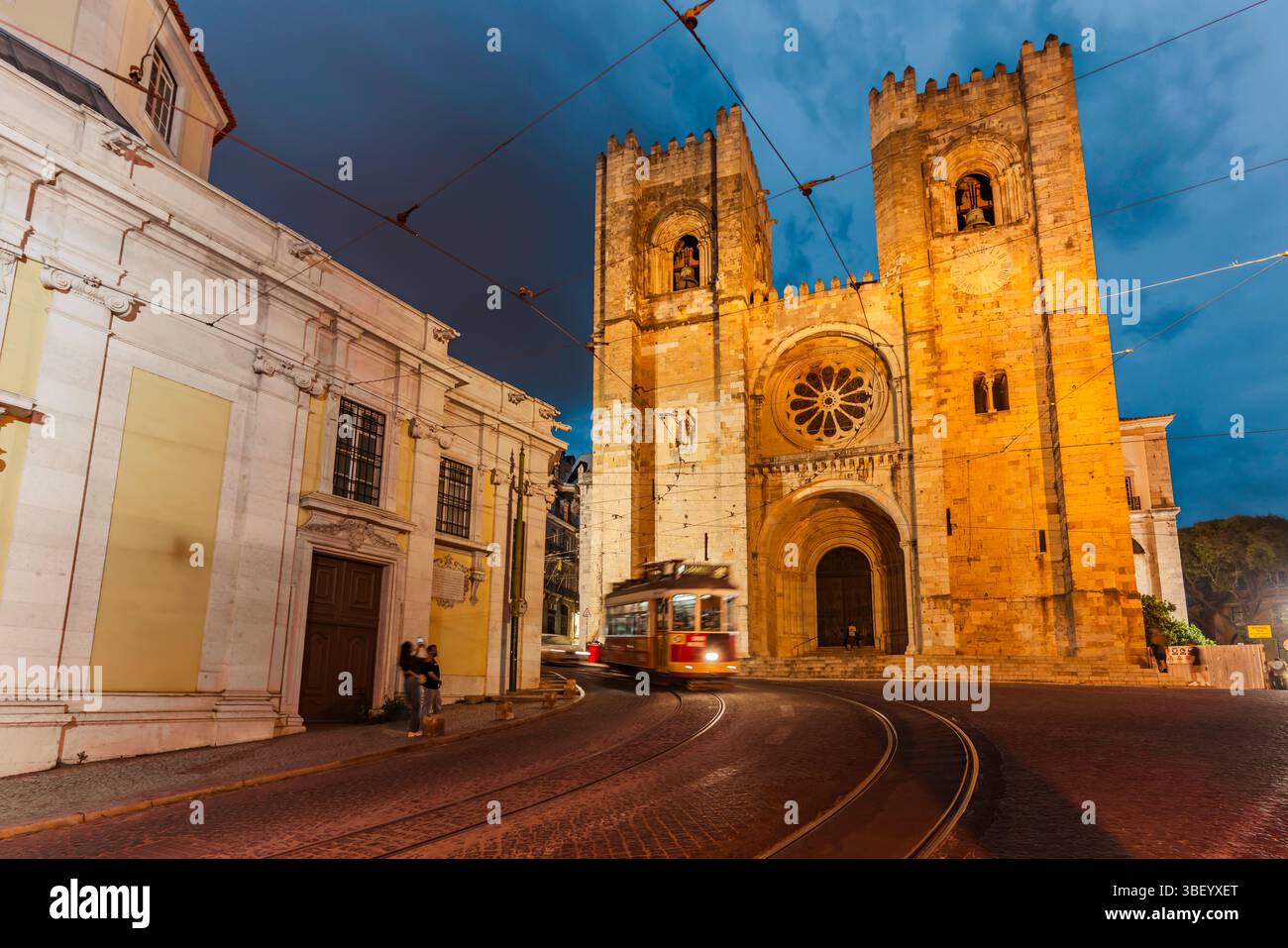 Blick auf die Kathedrale von Lissabon in der Abenddämmerung, Lissabon, Portugal, Europa Stockfoto