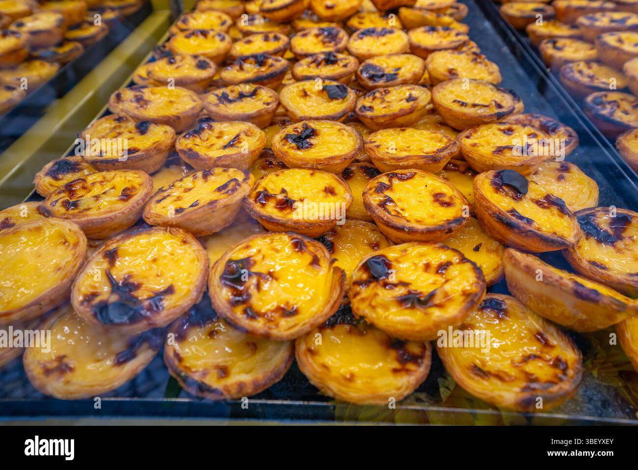 Blick auf Pastel de Nata Pustard Torts im Schaufenster im Stadtzentrum von Lissabon, Lissabon, Portugal, Europa Stockfoto