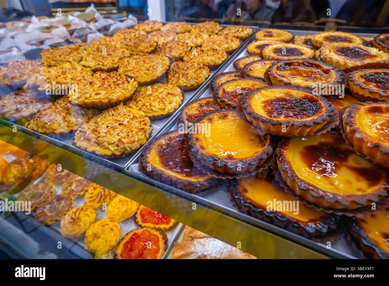 Blick auf Pastel de Nata Pustard Torts im Schaufenster im Stadtzentrum von Lissabon, Lissabon, Portugal, Europa Stockfoto