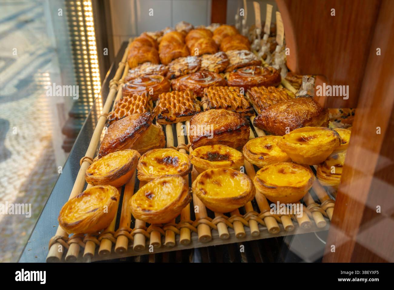 Blick auf Pastel de Nata Pustard Torts im Schaufenster im Stadtzentrum von Lissabon, Lissabon, Portugal, Europa Stockfoto