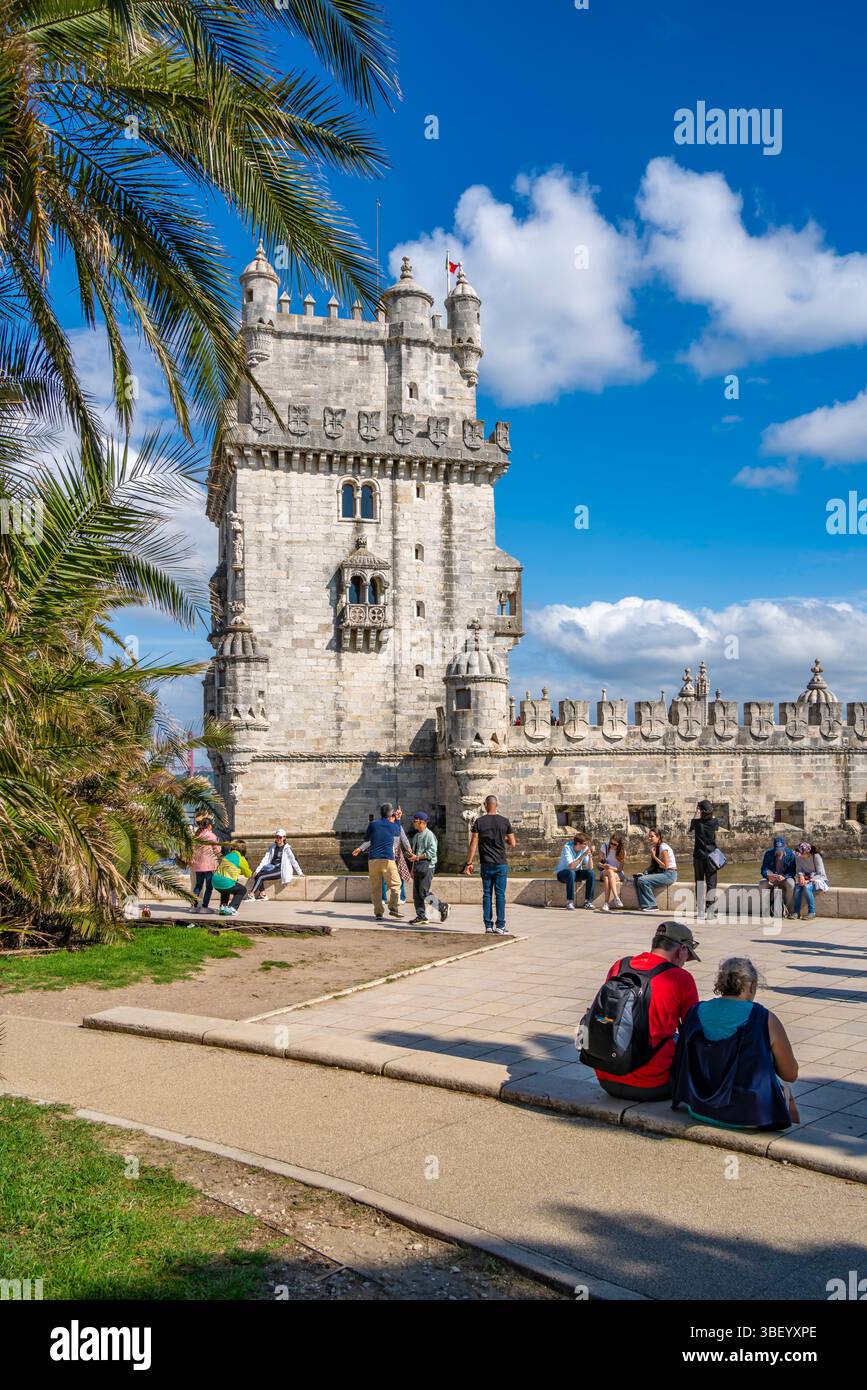 Blick auf den Turm von Belem (Torre de Belem) an einem sonnigen Tag, Lissabon, Portugal, Europa Stockfoto