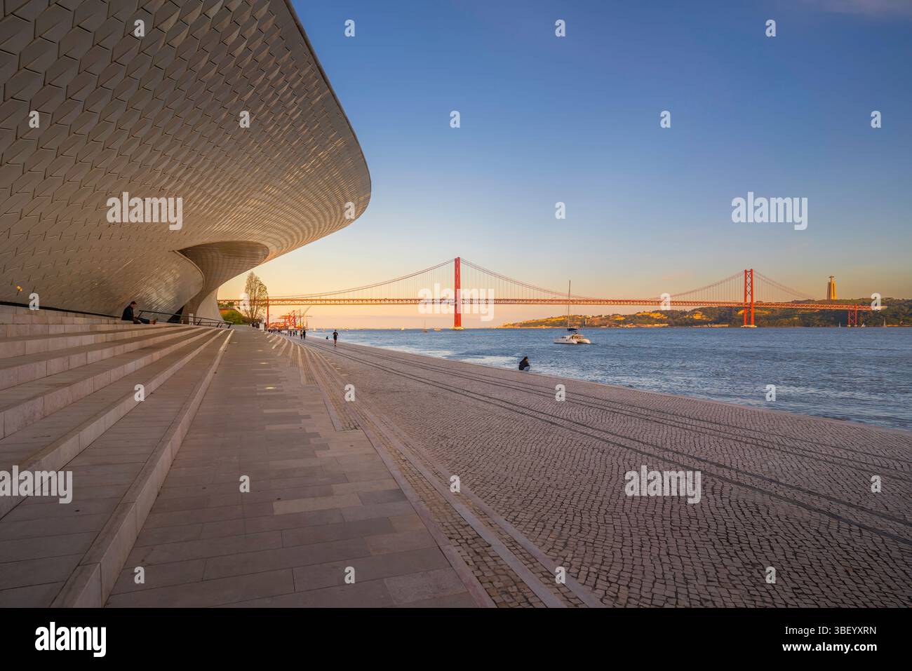 Blick auf MAAT - Museum für Kunst, Architektur und Technologie und Brücke am 25. April bei Sonnenuntergang Lissabon, Portugal, Europa Stockfoto