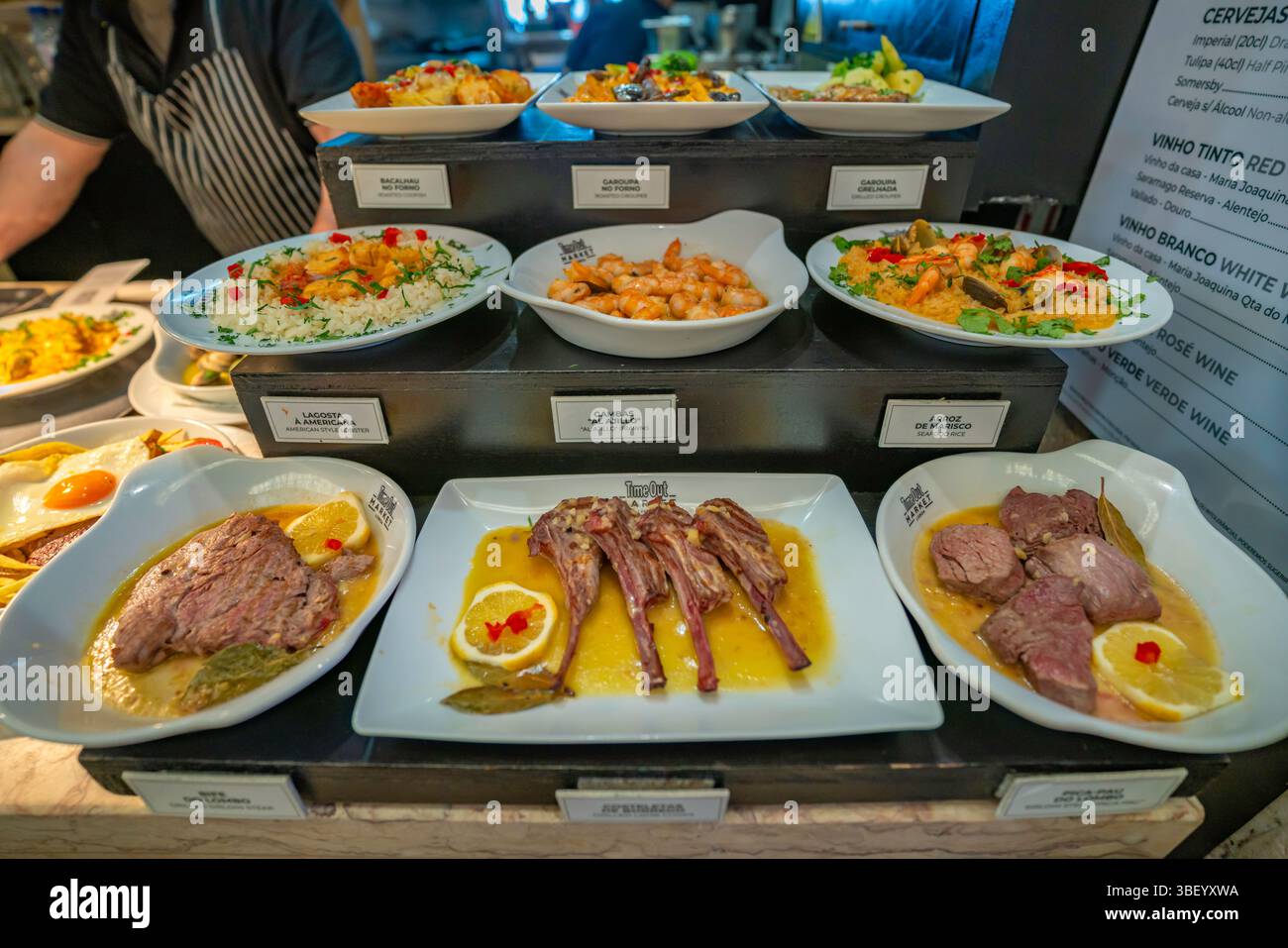 Blick auf Lebensmittel im Food Court im Inneren des Time Out Market, Lissabon, Portugal, Europa Stockfoto