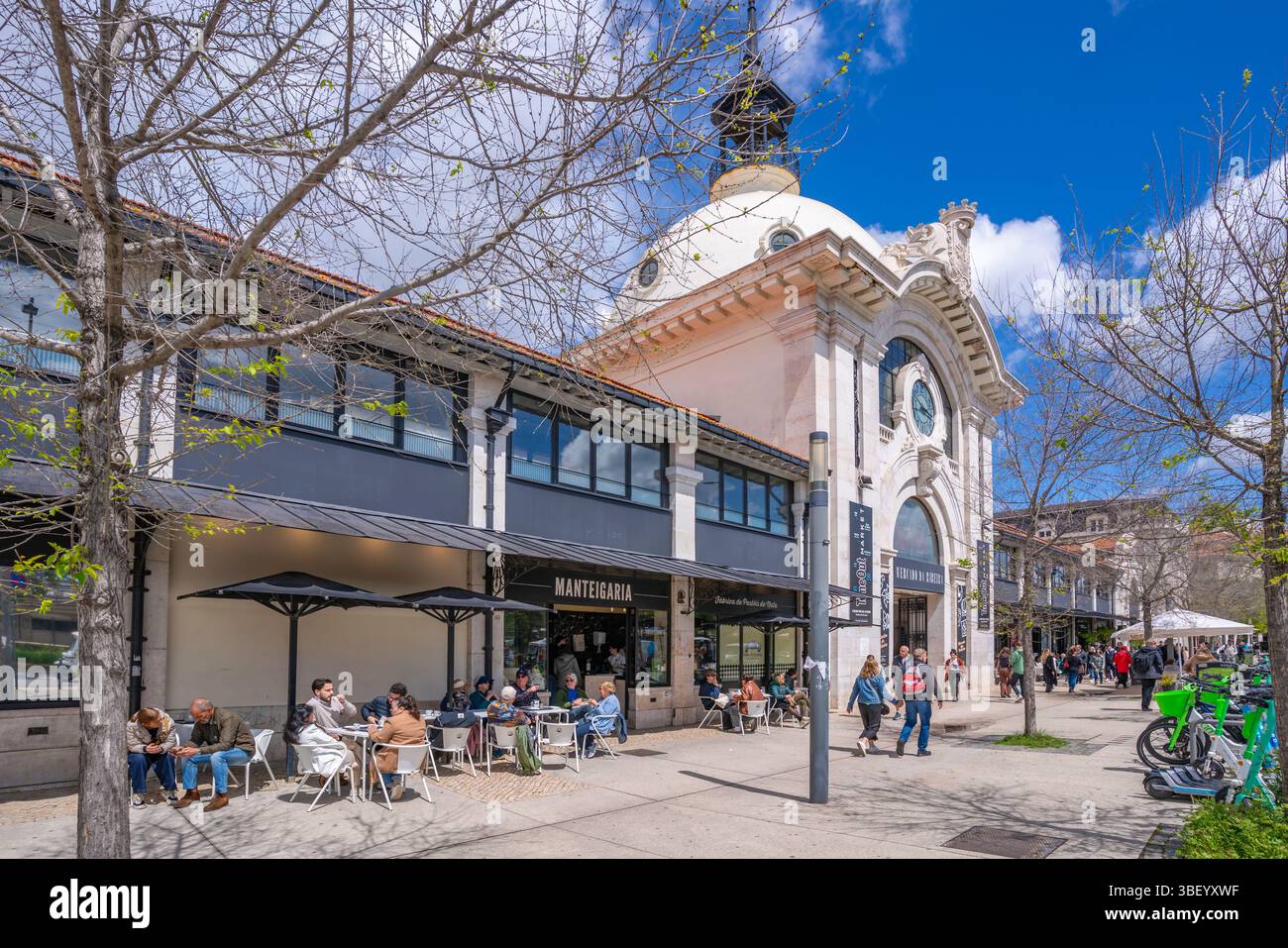 Blick auf das Äußere des Time Out Markts an einem sonnigen Tag, Lissabon, Portugal, Europa Stockfoto