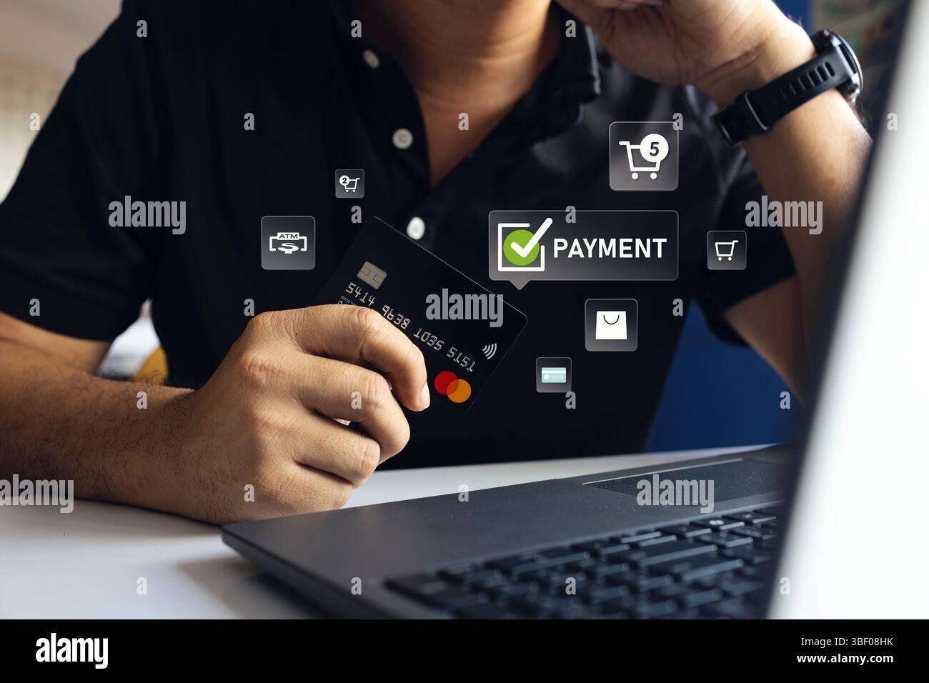 Abschluss der Online-Zahlung mit Kreditkarte und Laptop mit Bestellformular und Einkaufswagen-Symbolen, Konzept des sicheren digitalen Einkaufs und E-Commerce. Stockfoto