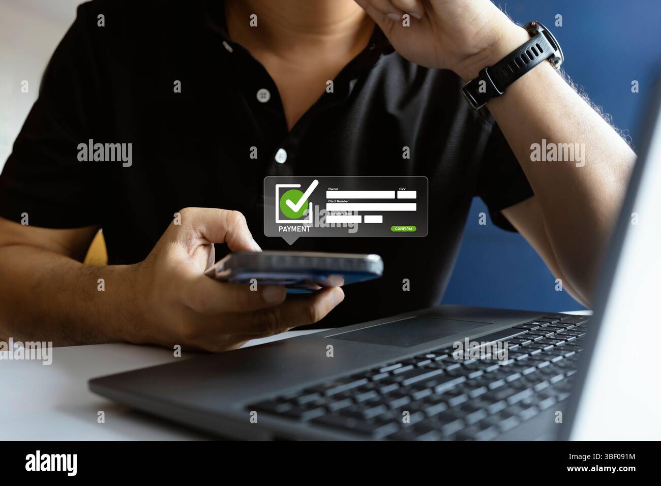 Abschluss der Online-Zahlung mit Kreditkarte und Laptop mit Bestellformular und Einkaufswagen-Symbolen, Konzept des sicheren digitalen Einkaufs und E-Commerce. Stockfoto