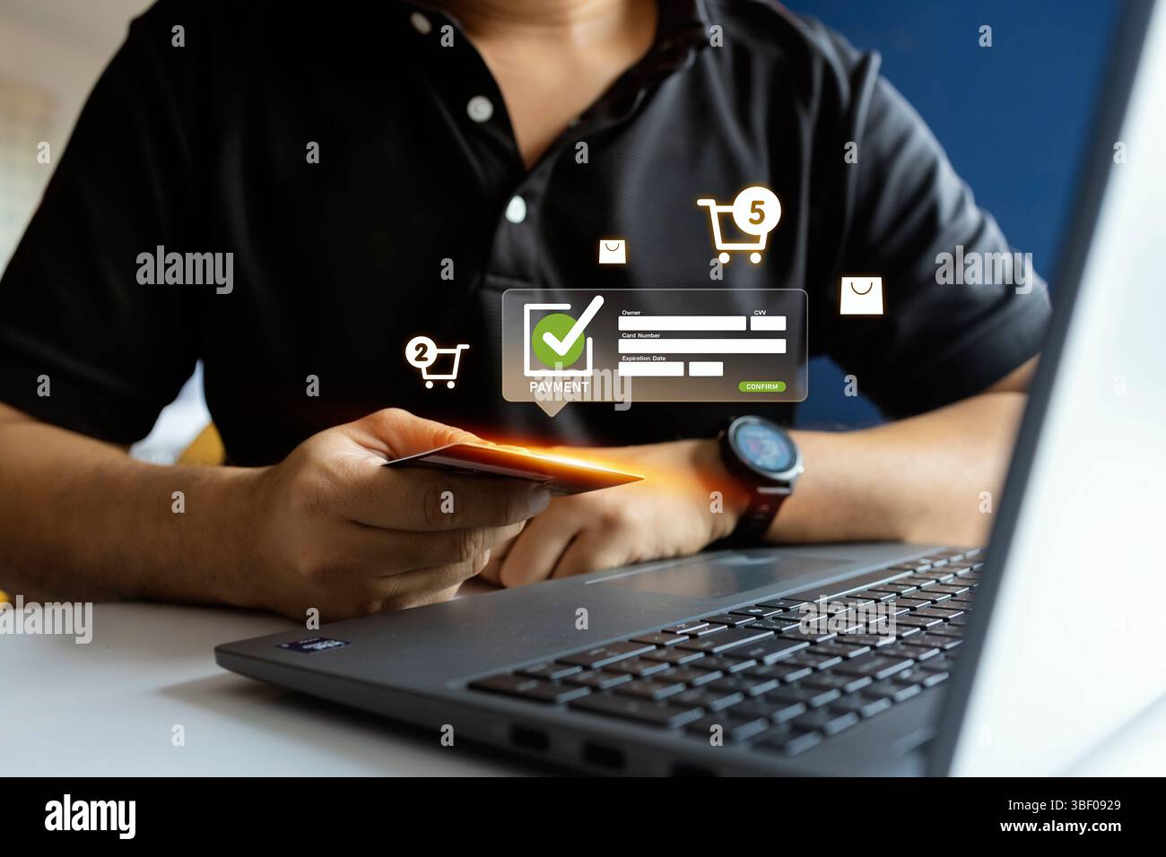 Abschluss der Online-Zahlung mit Kreditkarte und Laptop mit Bestellformular und Einkaufswagen-Symbolen, Konzept des sicheren digitalen Einkaufs und E-Commerce. Stockfoto