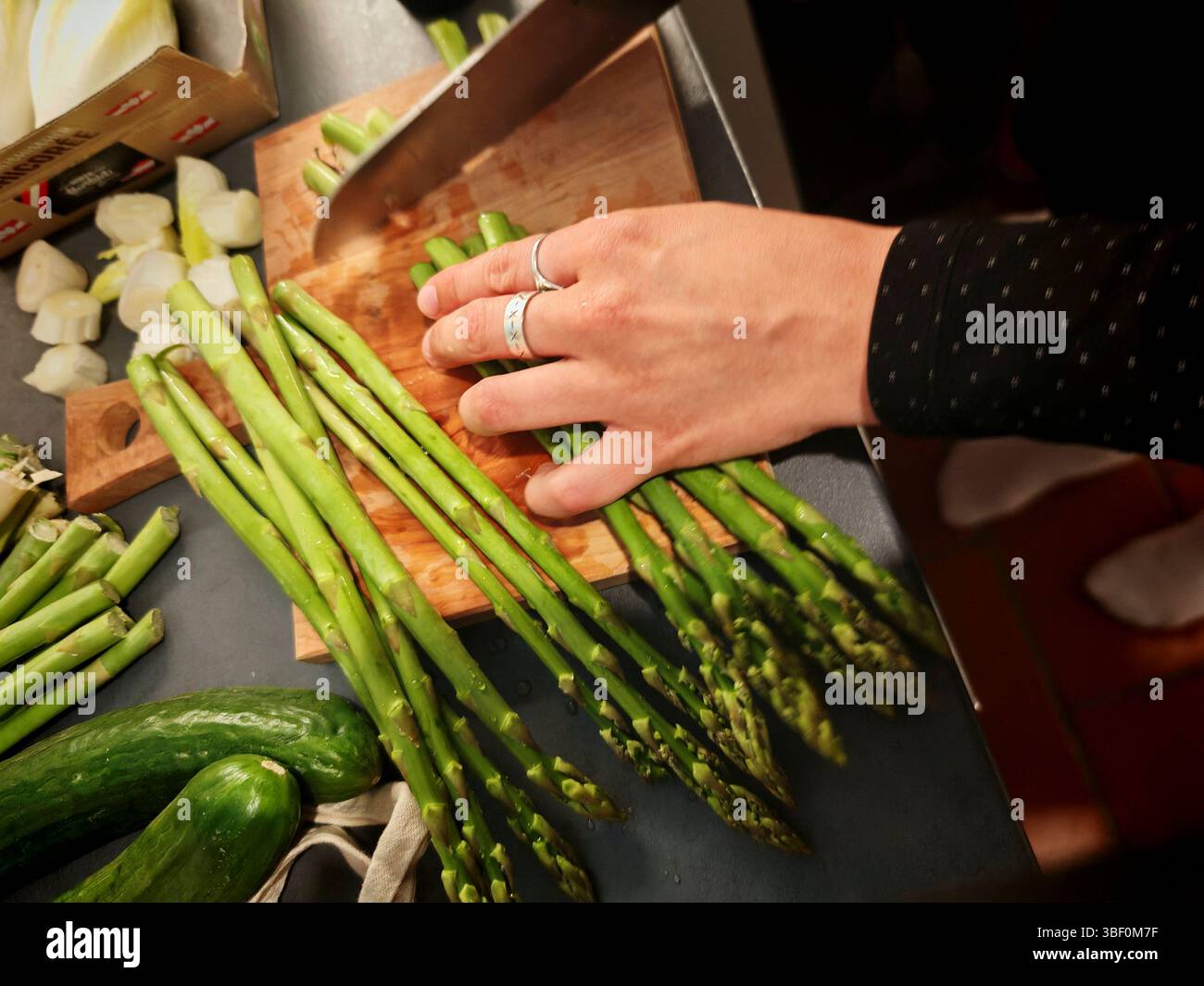 Frisch geernteter grüner Spargel auf dem Markt, Gemüse und gesunde Ernährung frisch geernteter Spargel auf dem Markt Stockfoto