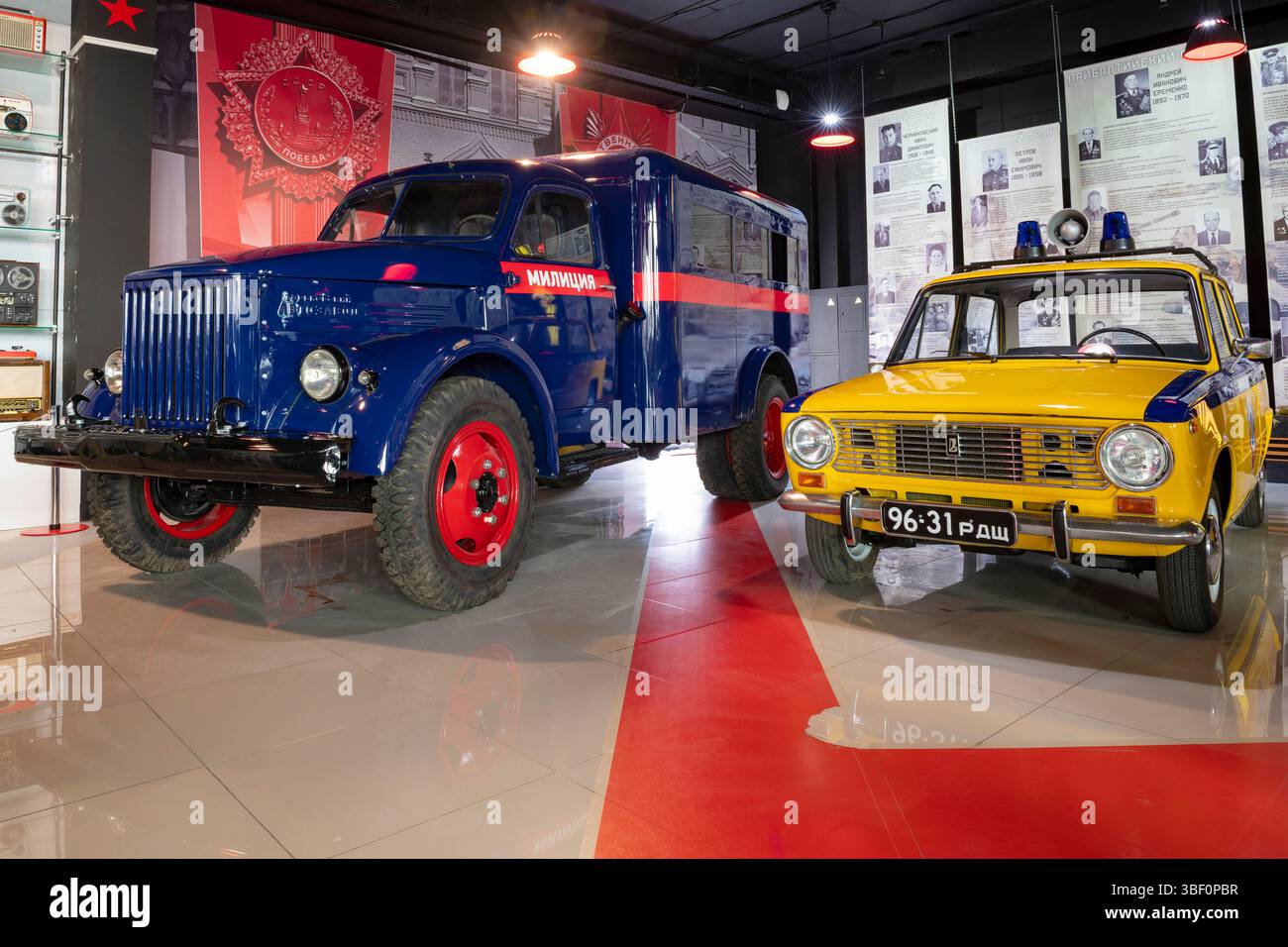 KAMENSK-SHAKHTINSKY, RUSSLAND - 05. MAI 2025: Sowjetische Polizeiwagen GAZ-51 und VAZ-2101 'Zhiguli' im Museum 'Legenden der UdSSR' Stockfoto
