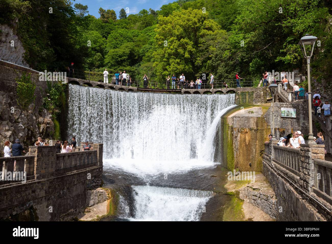NEW ATHOS, ABCHASIEN - 10. MAI 2025: Künstlicher Wasserfall in New Athos an einem sonnigen Maitag Stockfoto
