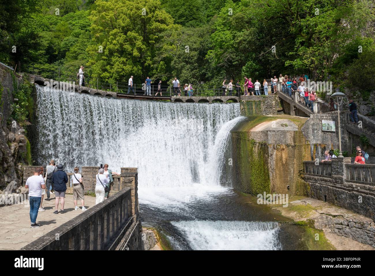 NEW ATHOS, ABCHASIEN - 10. MAI 2025: Blick auf den Damm und den künstlichen Wasserfall an einem sonnigen Maitag Stockfoto