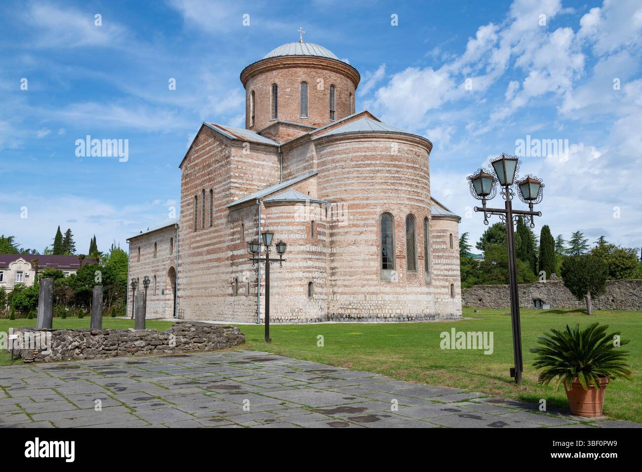 Blick auf die alte Kathedrale von St. Andreas der erste, die an einem sonnigen Maitag gerufen wurde. Pitsunda, Abchasien Stockfoto