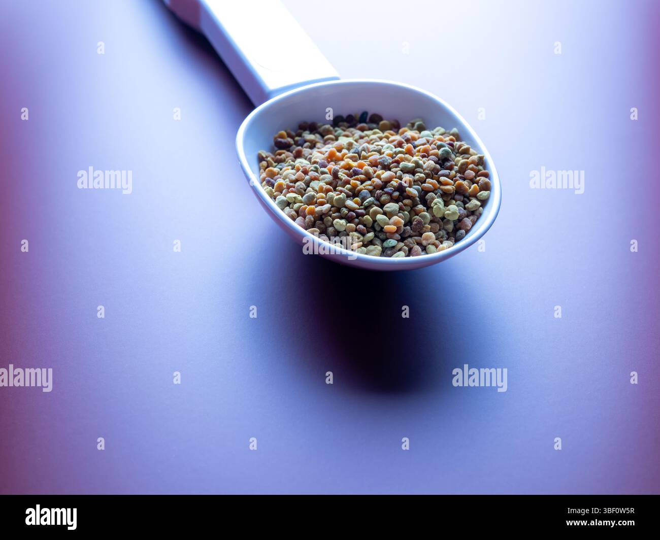 Löffel Bienenpollen, Reihenkonzept. Stockfoto