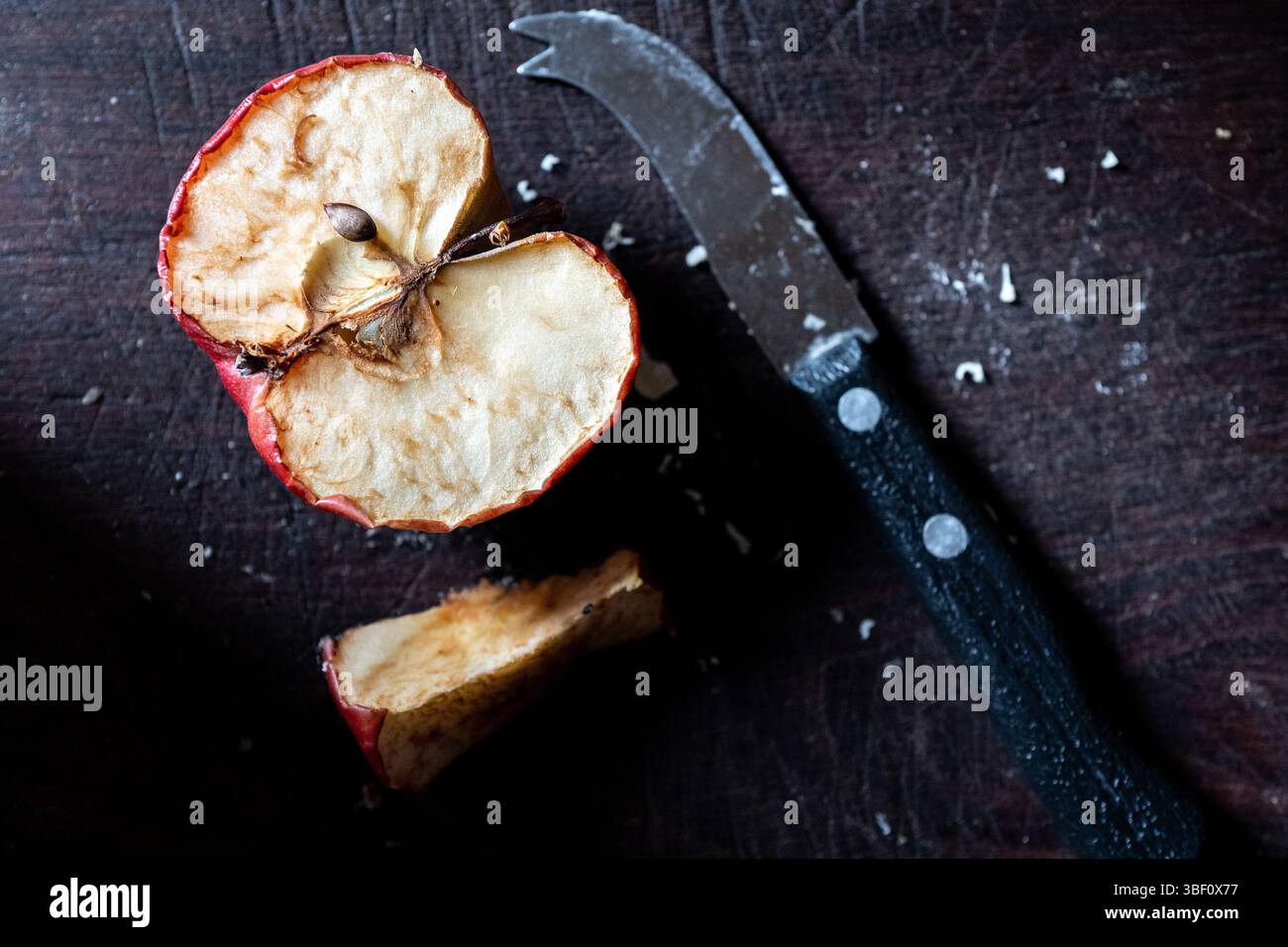 Ein halbes verrottetes Apfel- und Obstmesser Stockfoto