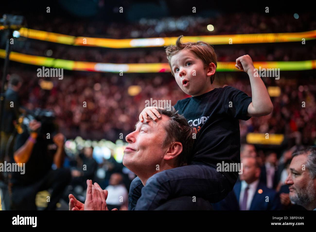 Tesla und SpaceX CEO, Elon Musk with Son, besuchen UFC 314 im Kaseya Center in Miami, Florida am Samstag, den 12. April 2025. (Offizielles Foto des Weißen Hauses von Daniel Torok) Stockfoto