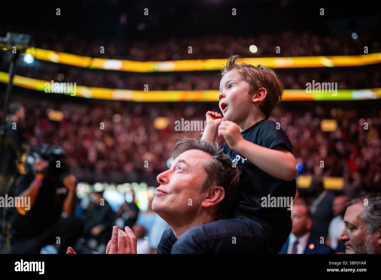 Tesla und SpaceX CEO, Elon Musk with Son, besuchen UFC 314 im Kaseya Center in Miami, Florida am Samstag, den 12. April 2025. (Offizielles Foto des Weißen Hauses von Daniel Torok) Stockfoto
