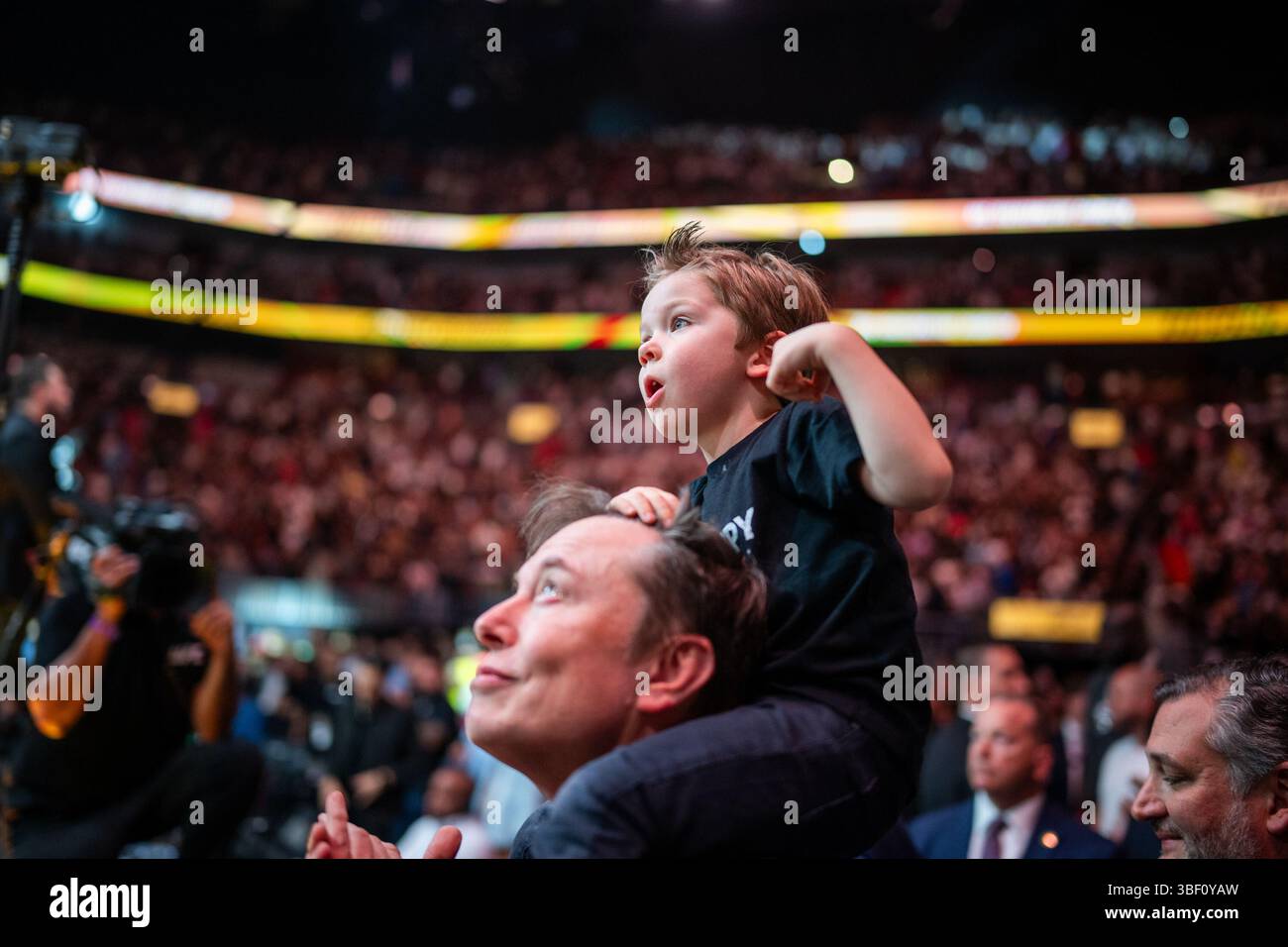 Tesla und SpaceX CEO, Elon Musk with Son, besuchen UFC 314 im Kaseya Center in Miami, Florida am Samstag, den 12. April 2025. (Offizielles Foto des Weißen Hauses von Daniel Torok) Stockfoto