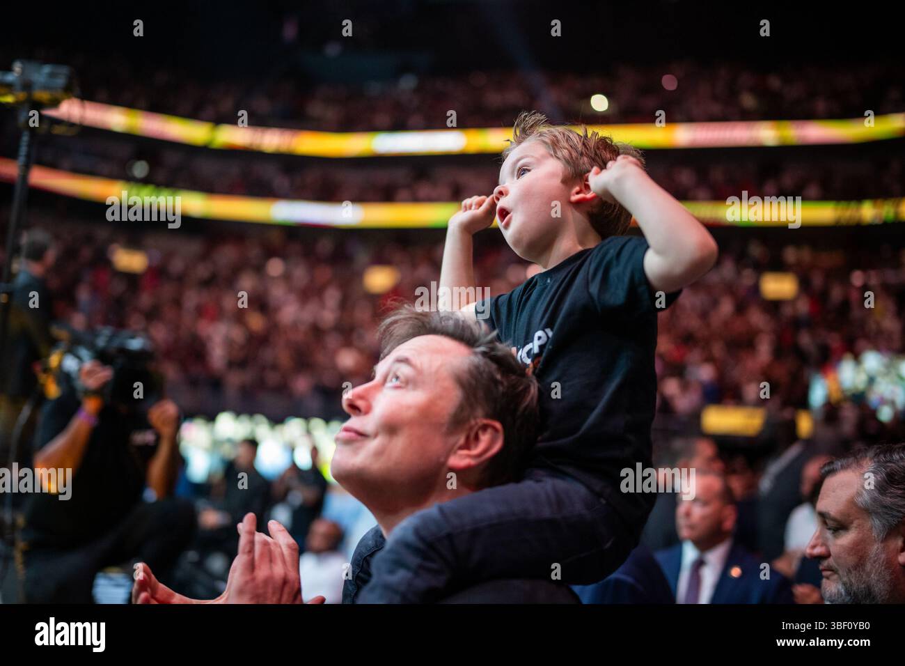 Tesla und SpaceX CEO, Elon Musk with Son, besuchen UFC 314 im Kaseya Center in Miami, Florida am Samstag, den 12. April 2025. (Offizielles Foto des Weißen Hauses von Daniel Torok) Stockfoto