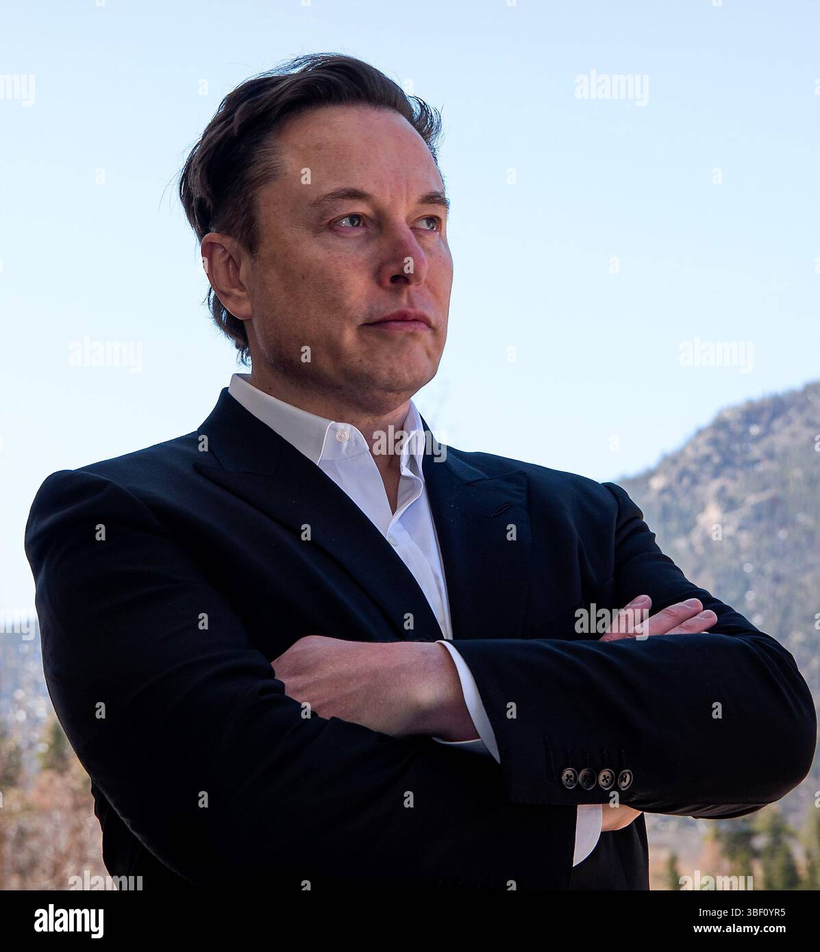 U.S. AIR FORCE ACADEMY, COLORADO. Tesla Inc Chief Executive Officer Elon Musk, nachdem er vor Arnold Hall für die Ira C. Eaker Distinguished Speaker Presentation am 7. April 2022 in der U.S. Air Force Academy in Colorado Springs, Colorado, angekommen war (Foto der U.S. Air Force von Trevor Cokley). Stockfoto
