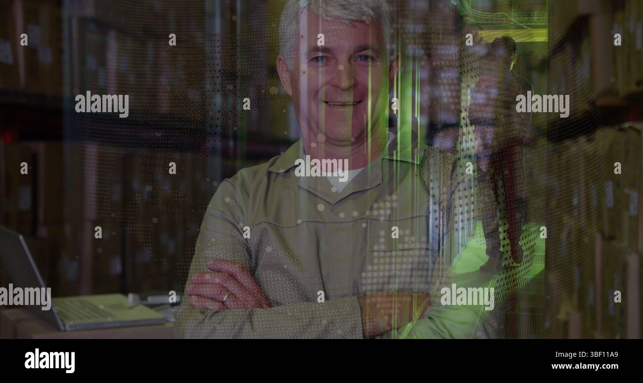 Bild des Globus über glücklichem älteren kaukasischen Lagerarbeiter Stockfoto