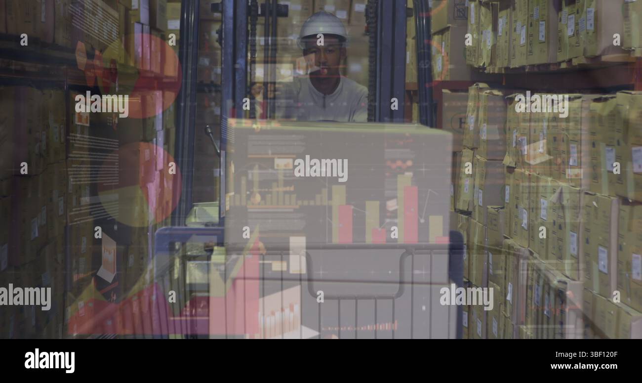 Bild von Finanzdaten über männlichen Lagerarbeiter Stockfoto