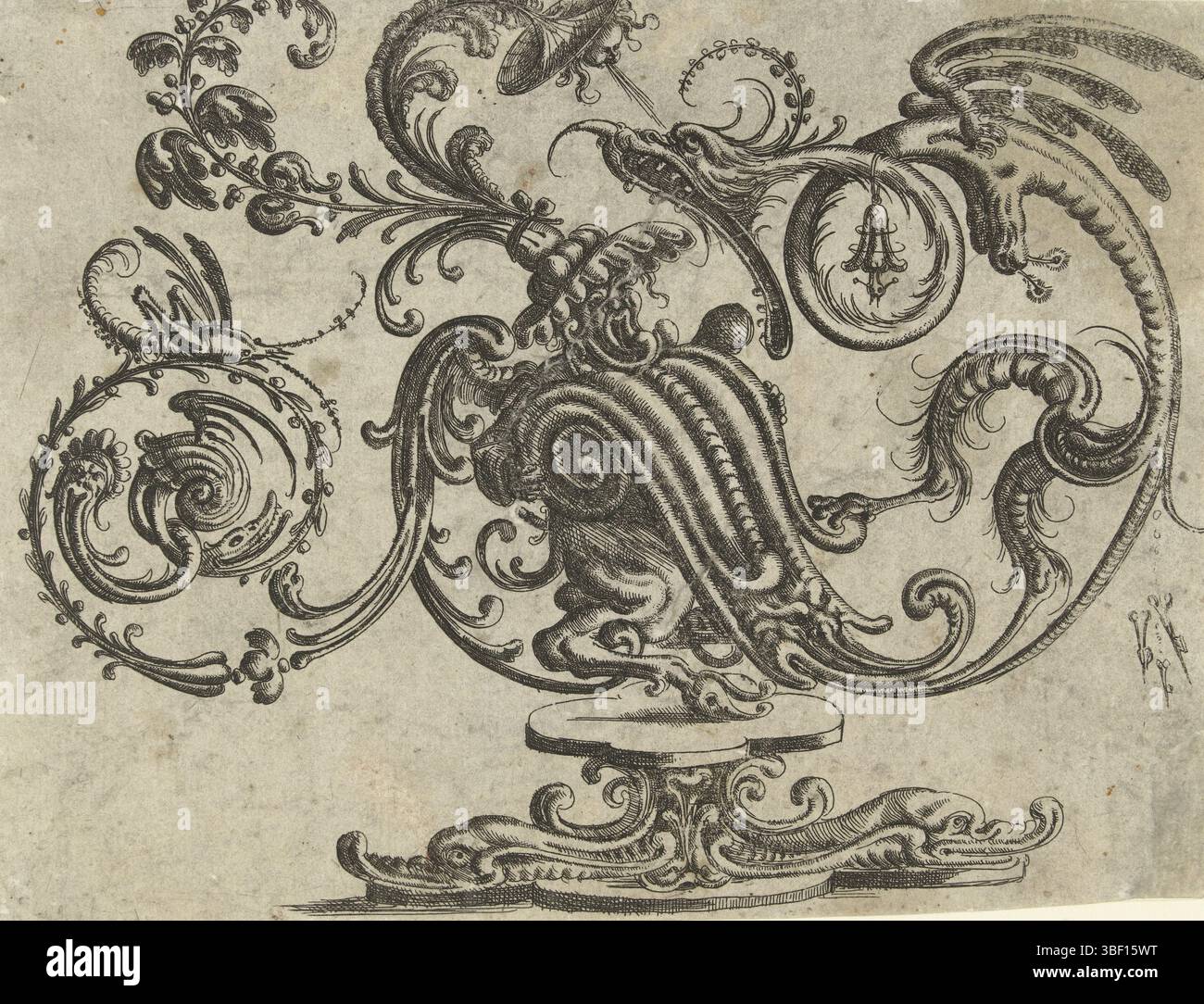 Deutschland, Jamnitzer, Christoph, Deutschland, das Neuw Grottesken Buch Nürnberg 1610, Sater auf einem Podest, auf einem Podest, mit Delfinen verziert, sitzt ein sater mit Hut auf. Vor seinem Bauch hält er ein großes Volutum, das auf ein fantastisches Tier mit offenem Mund trifft. Blatt aus einer Reihe flacher Dekorationen mit Grotesken, Kartuschen, Ovalen, Mascarons, Putten und fantastischen Kreaturen. Die Serie besteht aus drei Titelblättern, zwei Textblättern mit der Aufgabe und dem Vorwort und 60 Blättern, die in drei Bücher unterteilt sind. Druck, Ornamentdruck, Drucke, Ornamentdrucke, Höhe 140 mm, Breite 182 mm Stockfoto