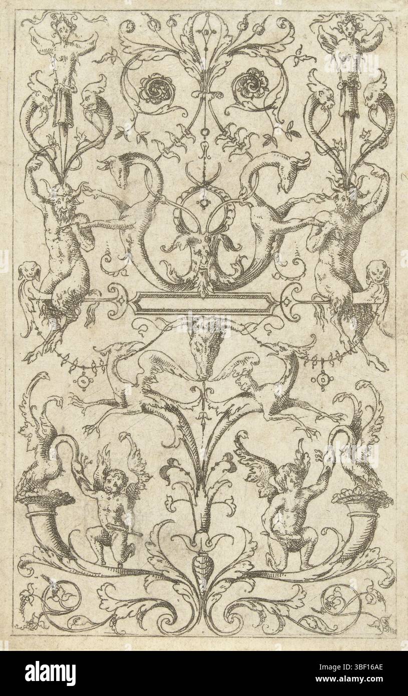 Frankreich, Androuet, Jacques, Grotesken mit fabelhaften Kreaturen, Girlanden, Leuchtern und Maskarons, Kandelaber mit unten links und rechts einem Blattzweig, der in ein Horn mündet, Frankreich, auf dem Horn ist ein Vogel, der in den Arm eines Puttos beißt. Ähnliche Kopie (?) Zu drucken von Jacques Androuet Ducerceau, der eine flache Dekoration des Meisters der Pferdeköpfe kopiert und verdoppelt hat. Druck, Ornamentdrucke, Drucke, Höhe 104 mm, Breite 64 mm, Drucker, 1500 - 1600, 16. Jahrhundert, Papier, Ätzen, Work Concept, Französisch, 1515 - 1584, zu drucken von, Publikation (Ereignis), Publikation, Herausgeber Stockfoto