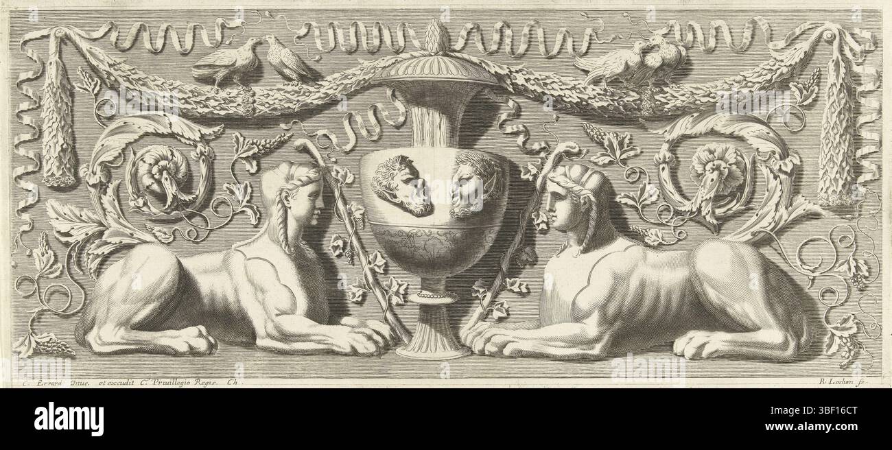 Ludwig XIV. (König von Frankreich), Paris, Errard, Karl II., Frankreich, Lochon, René, Diurs Ornements, Friesisch mit Urne flankiert von zwei Sphinxen, aus Serie von 7 Blättern., Druck, Ornamentdruck, Drucke, Ornamentdrucke, Höhe 170 mm, Breite 381 mm, 1636 - 1675, Drucker, 1651 - 1651, drittes Quartal 17. Jahrhundert, Papier, Gravur, Gravur (Druckverfahren), Arbeitskonzeption, 1607 - 25.05.1689, nach Entwurf, Publikation (Event), Publikation, Verlag, Französisch, 05.09.1638, 01.09.09.1715, Privilegien Stockfoto