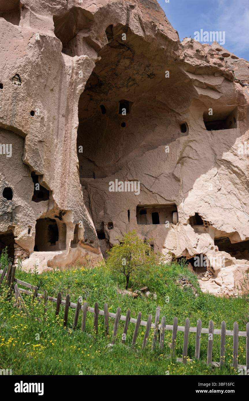Kappadokiens felsengehauene Häuser zeigen alten Einfallsreichtum. Diese Höhlenhäuser und Kirchen, die in vulkanischen Felsen gehauen wurden, bieten Zuflucht und bieten einzigartige Schauplätze Stockfoto