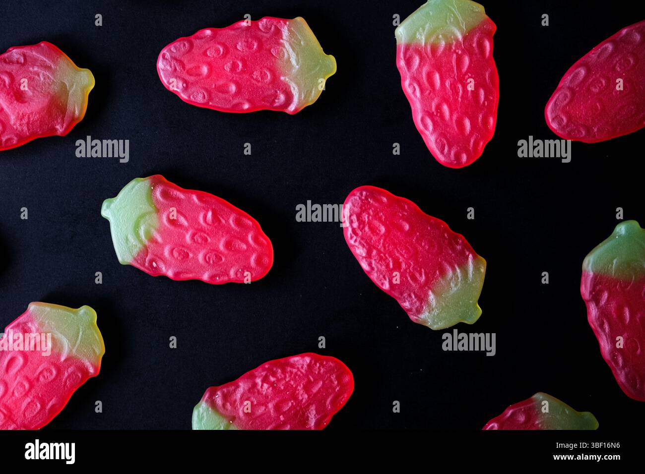 London UK, Mai 30 2025, Haribo Giant Strawbs Strawbs Strawberry aromoured Chewy Sweets Stockfoto