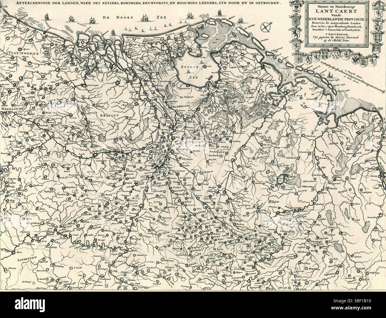 Amsterdam, Doornick, Marcus Willemsz., Nordniederländische Niederlande, Afteeckeninge der landen, waer des keysers, Koninghs, Keurvorsts, en Bischops emptieren, zyn door en in getrocken, Nieuwe en Accurte Lant Caert vande XVII Provinz Nederlant usw., Waer des Keysers, Koninghs, Keurvorsts, en Bisschops emptieren, Karte der Niederlande, durch die die französischen und Münsterer Armeen gezogen wurden, ca. 1672–1674. Oben rechts eine Kartusche mit dem Titel des Drucks und der Adresse des Verlegers. Um die Kartusche herum sind die Waffen der 17 Provinzen, Druck, Karte, Historiker, Drucke, Frederik Müller Histo Stockfoto