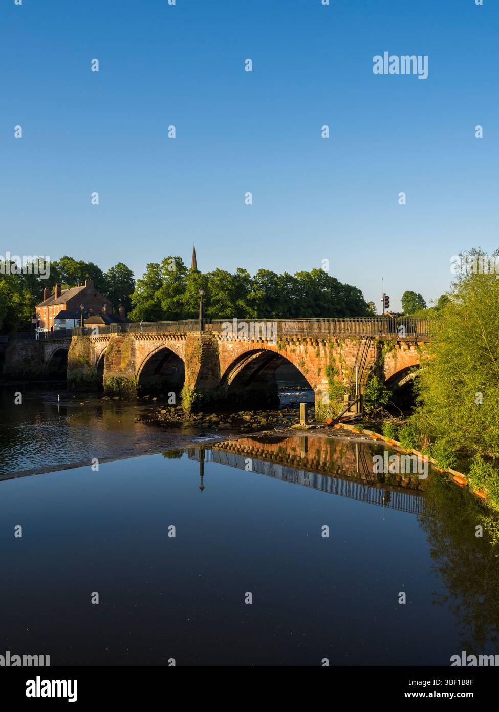 Old Dee Bridge, River Dee, Chester, Cheshire, England, GROSSBRITANNIEN, GB. Stockfoto