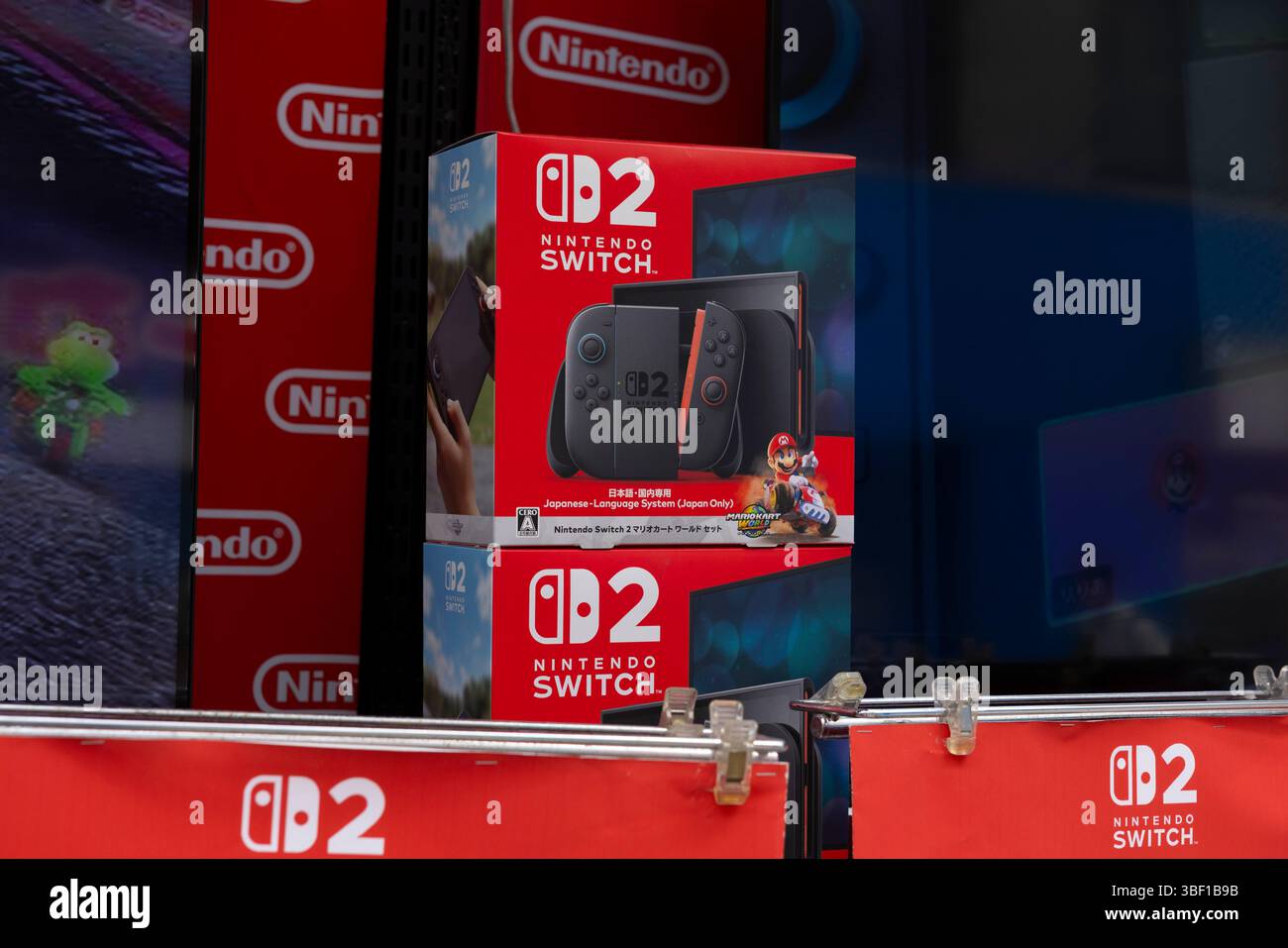 In dieser Fotoabbildung wird die Nintendo Switch 2-Werbung in einem Elektronikgeschäft gezeigt. Der Nintendo Switch 2 wird am 5. Juni mit einem Startpreis von 449,99 US-Dollar für die Basiskonsole und 499,99 US-Dollar für ein Paket mit Mario Kart World auf den Markt kommen. Die Vorbestellungen begannen am 24. April 2025 in den USA über Einzelhändler wie GameStop, Best Buy, Walmart und Target, aber die Lagerbestände waren aufgrund der hohen Nachfrage schnell ausverkauft. Der My Nintendo Store von Nintendo verwendet ein registrierungsbasiertes Einladungssystem. Die erste Einladungswelle, die ab dem 8. Mai 2025 verschickt wird, priorisiert Nintendo Switch Online-Mitglieder mit at lea Stockfoto