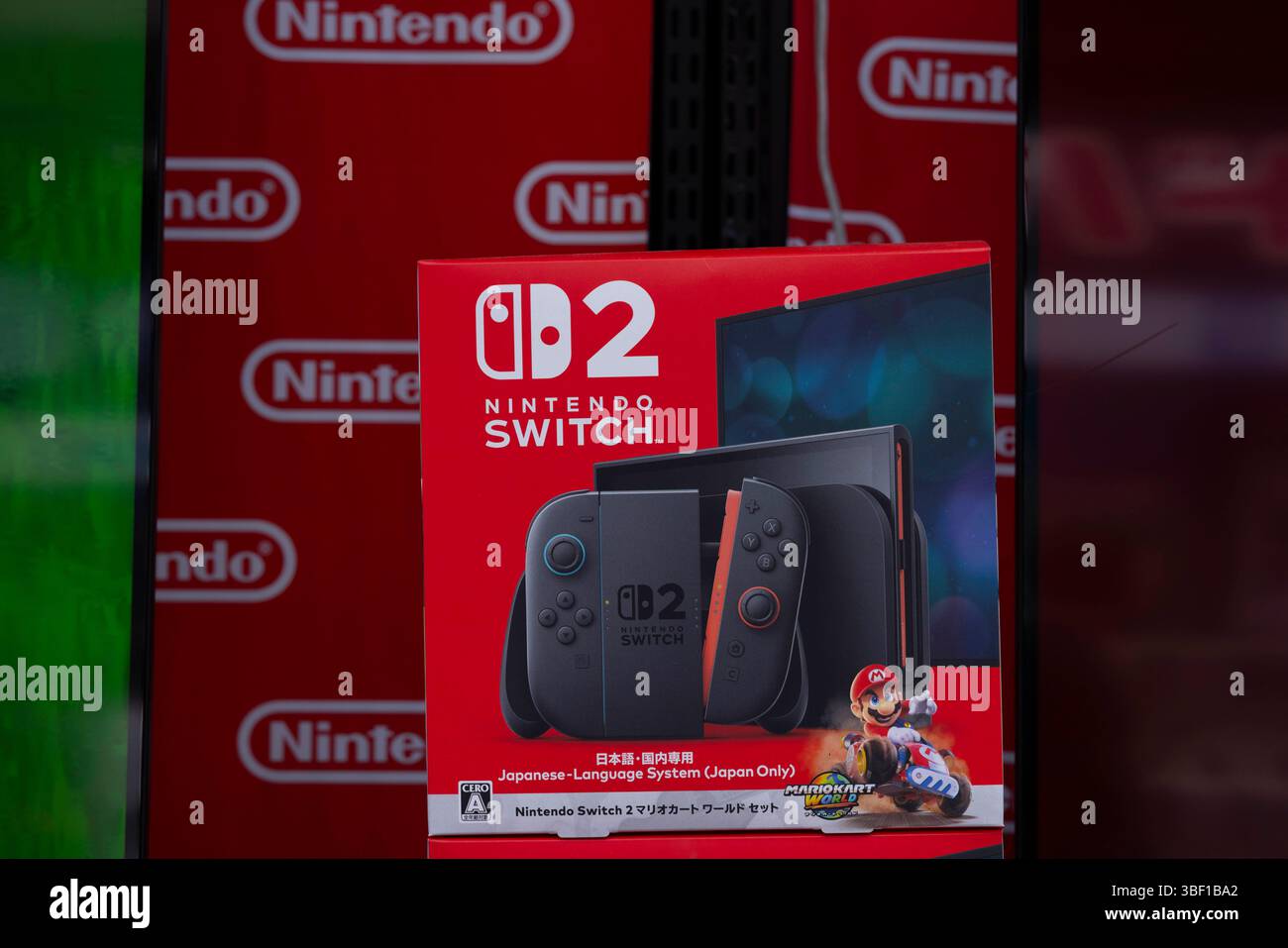 In dieser Fotoabbildung wird die Nintendo Switch 2-Werbung in einem Elektronikgeschäft gezeigt. Der Nintendo Switch 2 wird am 5. Juni mit einem Startpreis von 449,99 US-Dollar für die Basiskonsole und 499,99 US-Dollar für ein Paket mit Mario Kart World auf den Markt kommen. Die Vorbestellungen begannen am 24. April 2025 in den USA über Einzelhändler wie GameStop, Best Buy, Walmart und Target, aber die Lagerbestände waren aufgrund der hohen Nachfrage schnell ausverkauft. Der My Nintendo Store von Nintendo verwendet ein registrierungsbasiertes Einladungssystem. Die erste Einladungswelle, die ab dem 8. Mai 2025 verschickt wird, priorisiert Nintendo Switch Online-Mitglieder mit at lea Stockfoto
