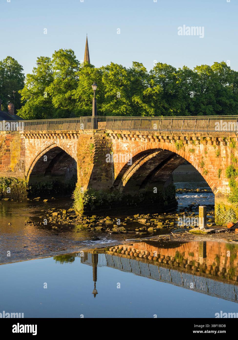 Old Dee Bridge, River Dee, Chester, Cheshire, England, GROSSBRITANNIEN, GB. Stockfoto