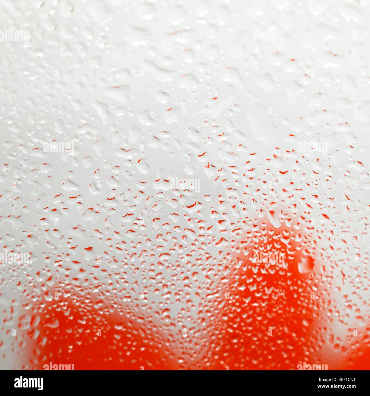 Kleine Tropfen von Wasserkondensation auf transparenter Glasoberfläche Stockfoto