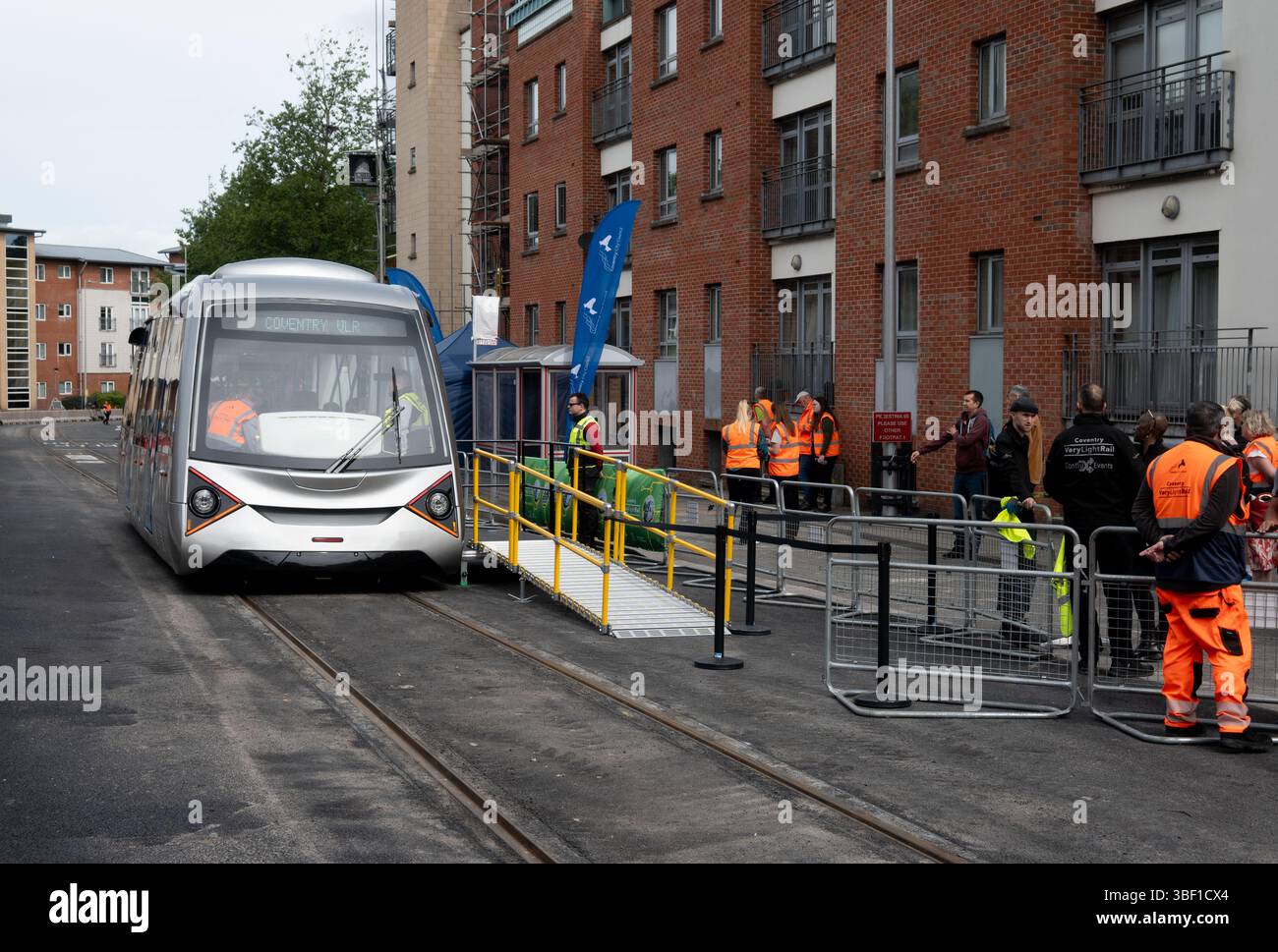 Coventry Very Light Rail am ersten Tag der öffentlichen Fahrten, Coventry, West Midlands, England, Großbritannien Stockfoto