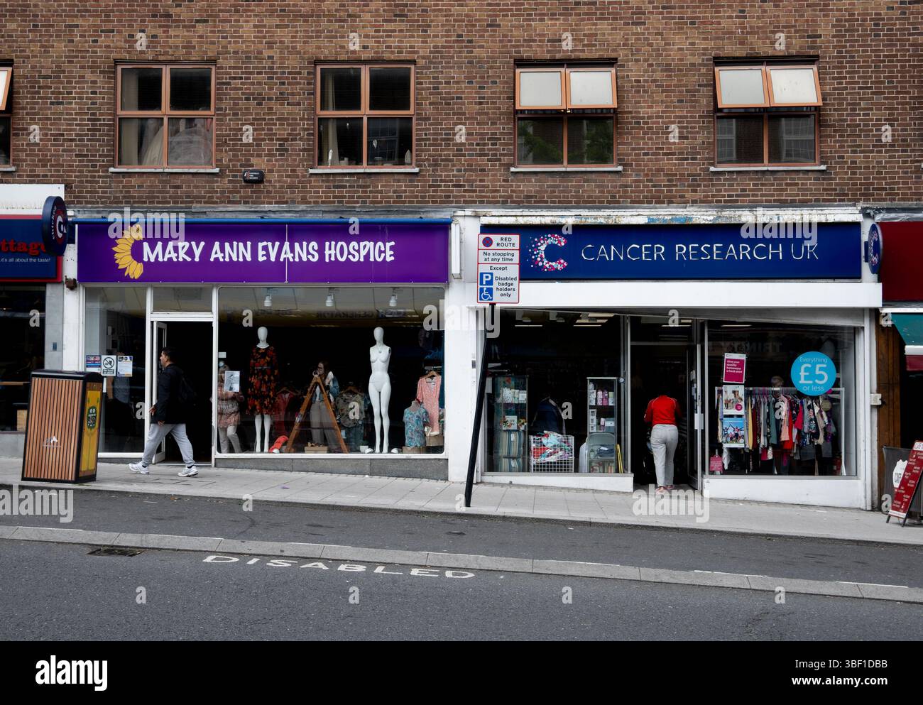 Wohltätigkeitsläden im Stadtzentrum von Coventry, West Midlands, England, Großbritannien Stockfoto