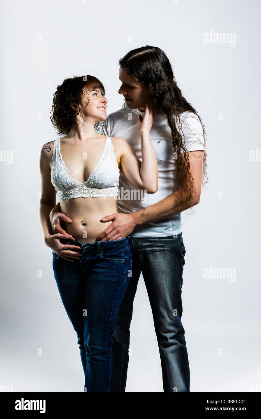 Werdende Paare, die sich liebevoll umarmen und lächeln, drücken tiefe emotionale Verbindung und Begeisterung aus, während sie sich darauf vorbereiten, ihre Ba willkommen zu heißen Stockfoto