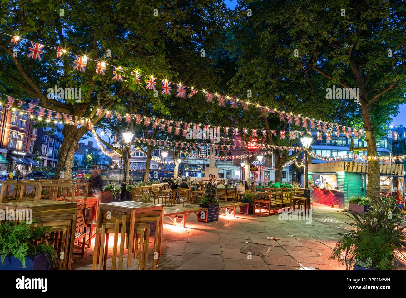 Sloane Square während der Chelsea Flower Show bei Nacht London, Großbritannien Stockfoto