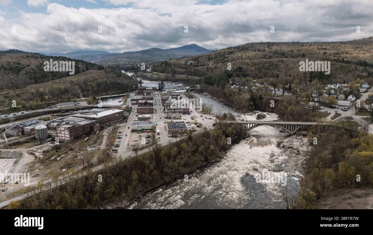 Luftaufnahme der Stromschnellen entlang des Androscoggin River, Rumford, Maine Stockfoto