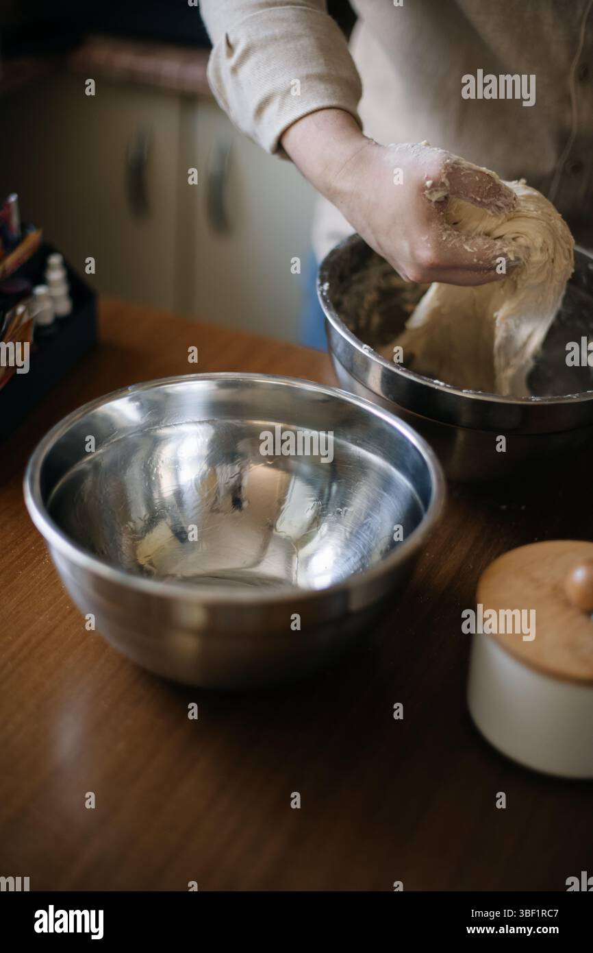 Mann macht frischen Hefeteig Stockfoto
