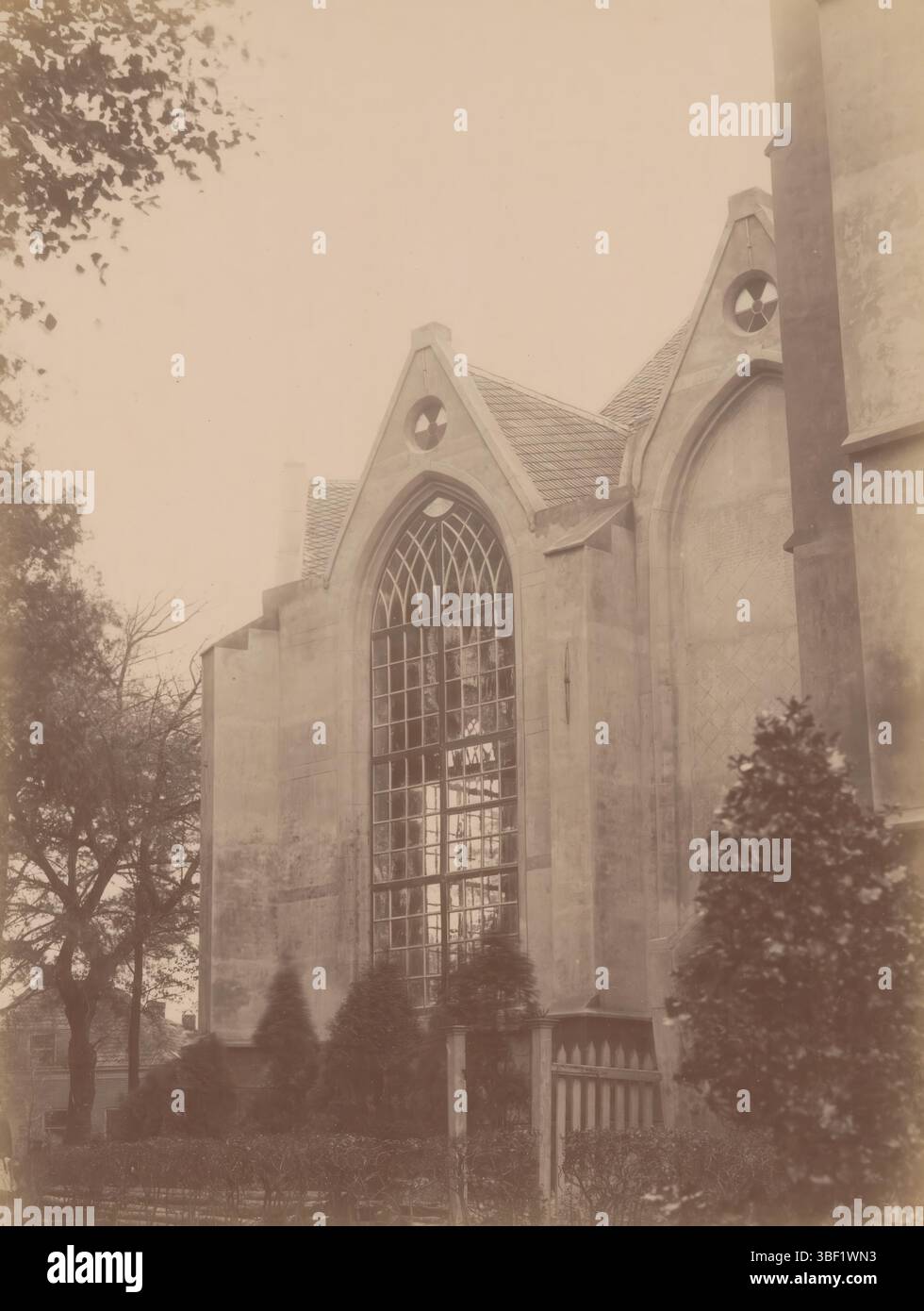 IJsselstein, anonym (Monumentenzorg), Teil des Chors der Oude Sint-Nicolaaskerk in IJsselstein, verso - handschriftlich, Fotografie, Fotos, Topographie, IJsselstein, Recto - handschriftlich, Kerk te IJsselstein/ Noordzijde van het Chor, verputzter Teil/ Nov. 1890, Höhe 231 mm, Breite 171 mm, Fotograf, 1890 - 1890, Fotopapier, Fotopapier, Karton, Albumendruck, Albumindruck Stockfoto
